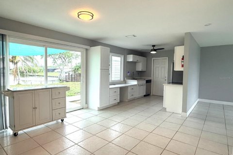 Villa ou maison à louer à Port Charlotte, Floride: 2 chambres, 84.73 m2 № 2296301 - photo 6