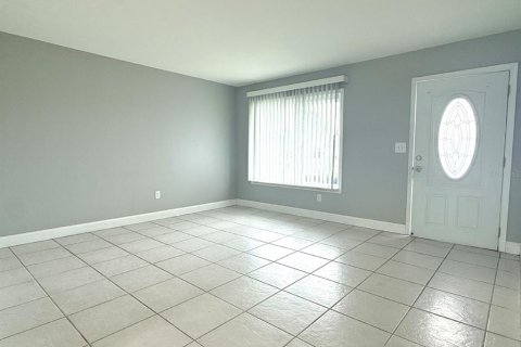Villa ou maison à louer à Port Charlotte, Floride: 2 chambres, 84.73 m2 № 2296301 - photo 4