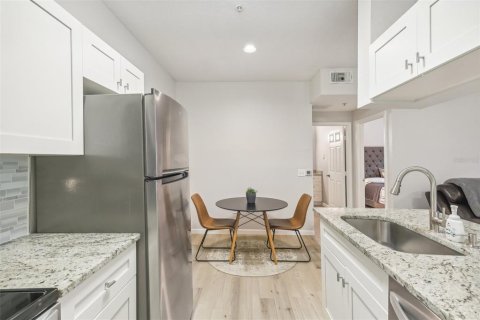 Condo in Temple Terrace, Florida, 1 bedroom  № 1388634 - photo 17
