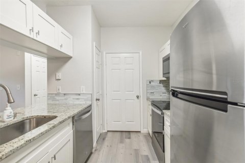 Condo in Temple Terrace, Florida, 1 bedroom  № 1388634 - photo 7