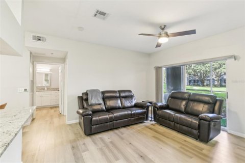 Condo in Temple Terrace, Florida, 1 bedroom  № 1388634 - photo 11