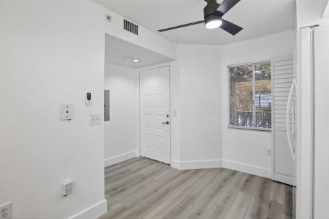 Condo in Pembroke Pines, Florida, 2 bedrooms  № 2085317 - photo 7