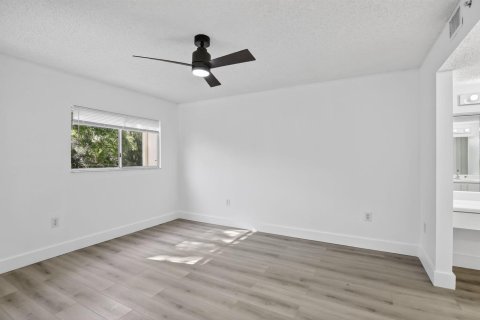 Condo in Pembroke Pines, Florida, 2 bedrooms  № 2085317 - photo 13