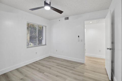 Condo in Pembroke Pines, Florida, 2 bedrooms  № 2085317 - photo 21