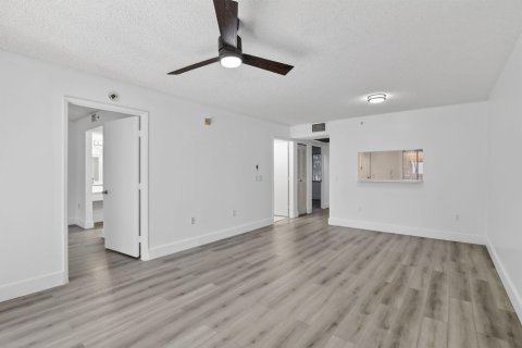 Condo in Pembroke Pines, Florida, 2 bedrooms  № 2085317 - photo 11