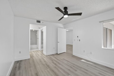 Condo in Pembroke Pines, Florida, 2 bedrooms  № 2085317 - photo 15