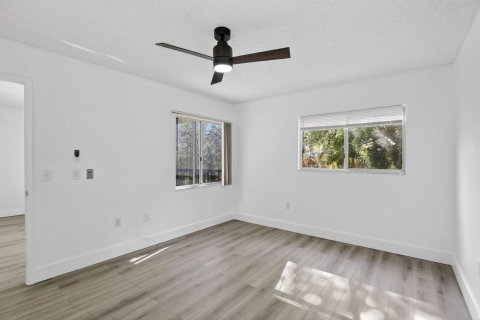 Condo in Pembroke Pines, Florida, 2 bedrooms  № 2085317 - photo 16