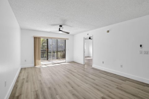 Condo in Pembroke Pines, Florida, 2 bedrooms  № 2085317 - photo 10