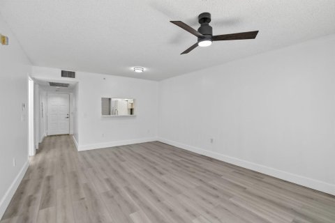 Condo in Pembroke Pines, Florida, 2 bedrooms  № 2085317 - photo 12