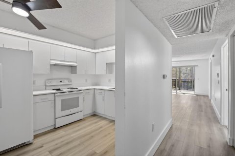 Condo in Pembroke Pines, Florida, 2 bedrooms  № 2085317 - photo 2
