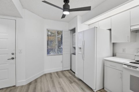 Condo in Pembroke Pines, Florida, 2 bedrooms  № 2085317 - photo 6