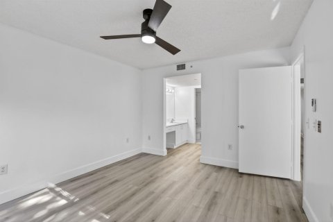 Condo in Pembroke Pines, Florida, 2 bedrooms  № 2085317 - photo 14