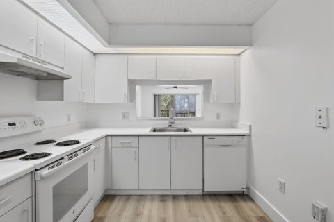 Condo in Pembroke Pines, Florida, 2 bedrooms  № 2085317 - photo 5
