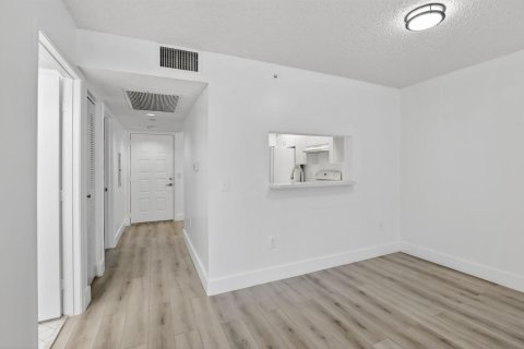 Condo in Pembroke Pines, Florida, 2 bedrooms  № 2085317 - photo 9