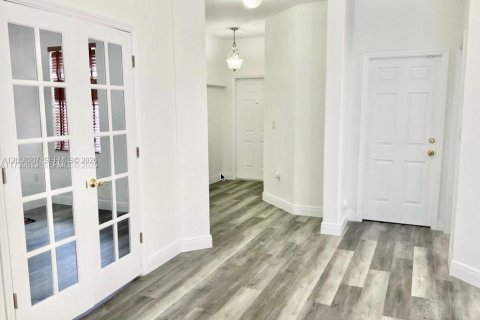 Casa en venta en Doral, Florida, 5 dormitorios, 221.48 m2 № 2169063 - foto 8