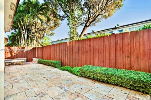 Casa en venta en Doral, Florida, 5 dormitorios, 221.48 m2 № 2169063 - foto 29