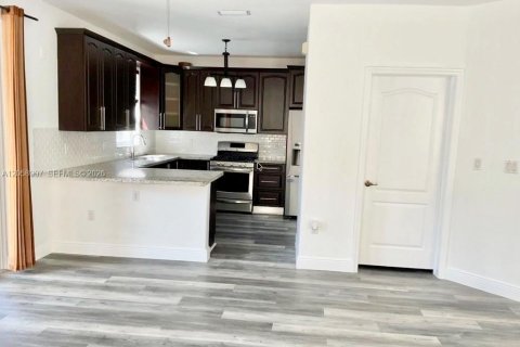Casa en venta en Doral, Florida, 5 dormitorios, 221.48 m2 № 2169063 - foto 6