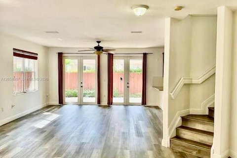 Casa en venta en Doral, Florida, 5 dormitorios, 221.48 m2 № 2169063 - foto 3