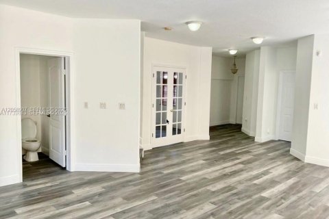 Casa en venta en Doral, Florida, 5 dormitorios, 221.48 m2 № 2169063 - foto 7