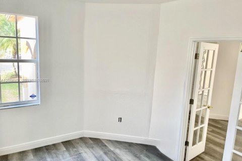 Casa en venta en Doral, Florida, 5 dormitorios, 221.48 m2 № 2169063 - foto 9