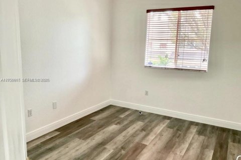 Casa en venta en Doral, Florida, 5 dormitorios, 221.48 m2 № 2169063 - foto 20
