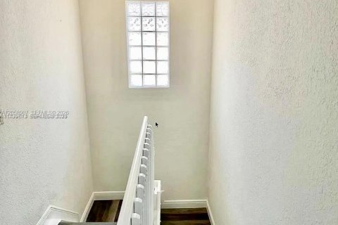 Casa en venta en Doral, Florida, 5 dormitorios, 221.48 m2 № 2169063 - foto 11