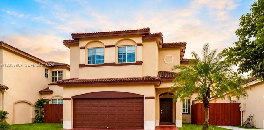 Casa en Doral, Florida 5 dormitorios, 221.48 m2 № 2169063