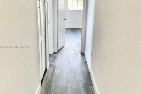 Casa en venta en Doral, Florida, 5 dormitorios, 221.48 m2 № 2169063 - foto 18