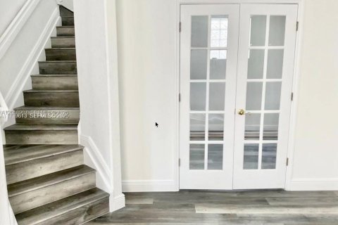 Casa en venta en Doral, Florida, 5 dormitorios, 221.48 m2 № 2169063 - foto 10