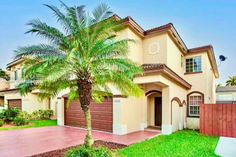 Casa en venta en Doral, Florida, 5 dormitorios, 221.48 m2 № 2169063 - foto 2