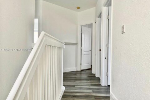 Casa en venta en Doral, Florida, 5 dormitorios, 221.48 m2 № 2169063 - foto 12