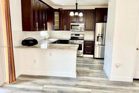 Casa en venta en Doral, Florida, 5 dormitorios, 221.48 m2 № 2169063 - foto 5