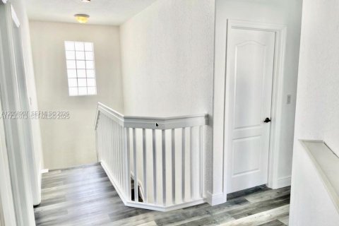Casa en venta en Doral, Florida, 5 dormitorios, 221.48 m2 № 2169063 - foto 15
