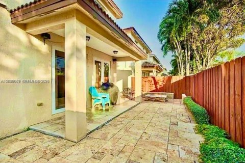 Casa en venta en Doral, Florida, 5 dormitorios, 221.48 m2 № 2169063 - foto 27