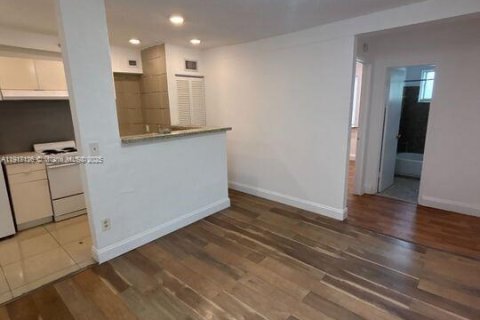 Снять в аренду квартиру в Майами, Флорида 1 спальня, 46.45м2, № 1973396 - фото 4