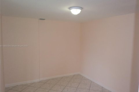 Снять в аренду виллу или дом в Халландейл-Бич, Флорида 1 спальня, № 1956391 - фото 4