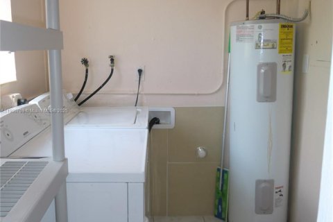 Снять в аренду виллу или дом в Халландейл-Бич, Флорида 1 спальня, № 1956391 - фото 6