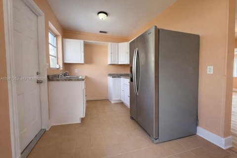 House in Miami, Florida 3 bedrooms, 122.82 sq.m. № 2041661 - photo 8