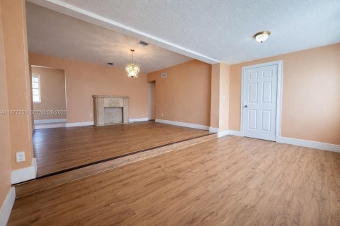 House in Miami, Florida 3 bedrooms, 122.82 sq.m. № 2041661 - photo 13