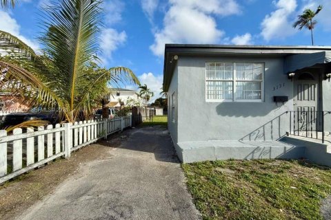 House in Miami, Florida 3 bedrooms, 122.82 sq.m. № 2041661 - photo 3