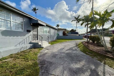 House in Miami, Florida 3 bedrooms, 122.82 sq.m. № 2041661 - photo 4