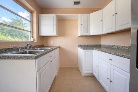 House in Miami, Florida 3 bedrooms, 122.82 sq.m. № 2041661 - photo 7