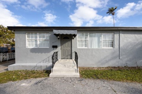 House in Miami, Florida 3 bedrooms, 122.82 sq.m. № 2041661 - photo 2