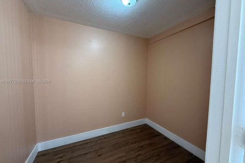 House in Miami, Florida 3 bedrooms, 122.82 sq.m. № 2041661 - photo 6