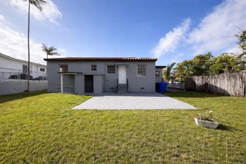 House in Miami, Florida 3 bedrooms, 122.82 sq.m. № 2041661 - photo 17