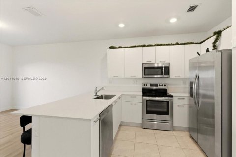 Adosado en venta en Miami, Florida, 3 dormitorios, 157.47 m2 № 2075387 - foto 5