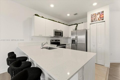 Adosado en venta en Miami, Florida, 3 dormitorios, 157.47 m2 № 2075387 - foto 6