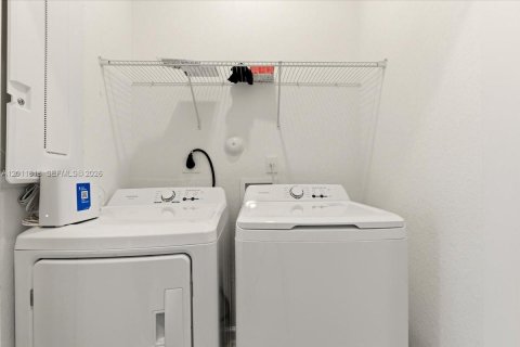 Adosado en venta en Miami, Florida, 3 dormitorios, 157.47 m2 № 2075387 - foto 13