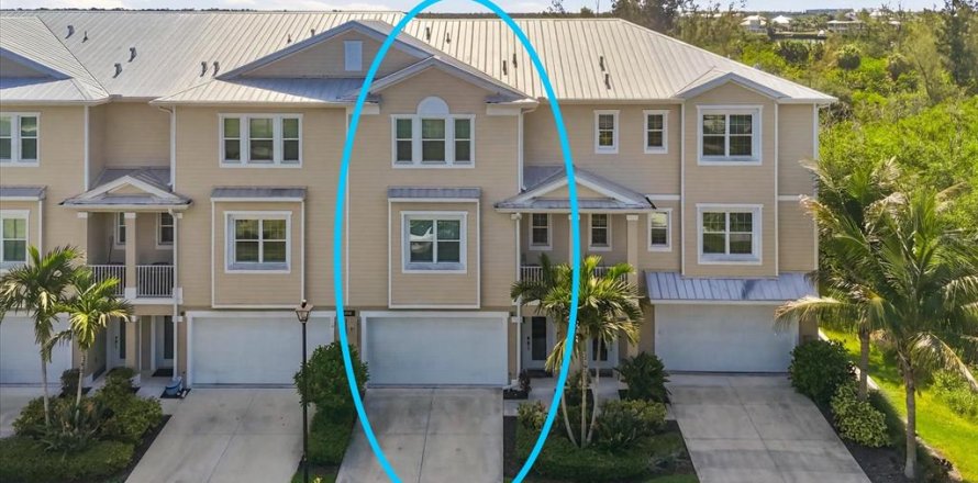 Townhouse in Placida, Florida 3 bedrooms, 222.04 sq.m. № 2231877