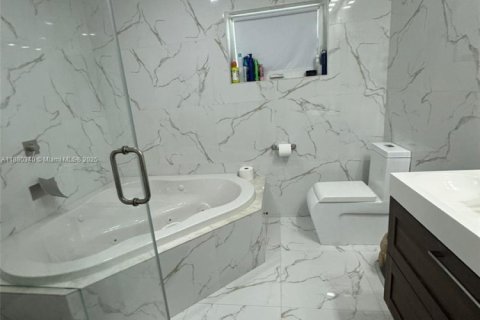 Villa ou maison à louer à Miami, Floride: 5 chambres, 278.71 m2 № 1965294 - photo 11